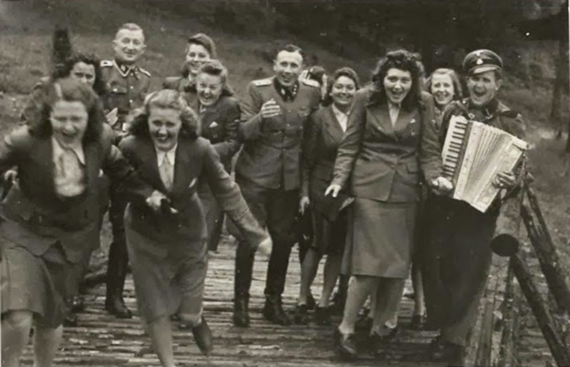  photo ss-german-men-women-laughing.png